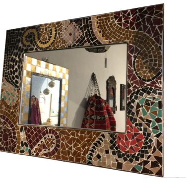 Specchi e cornici in piastrelle dipinte e in ceramica mosaico