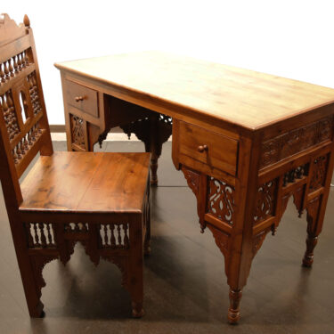 Sedie, scrivanie e credenze in legno