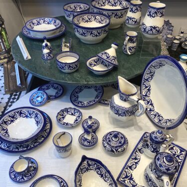 Servizio tavola in ceramica dipinta